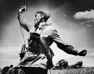 Макс Альперт. Комбат. 1942.Фотогр, желатино-серебр отпечаток. 47,9х59.